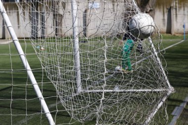 Odessa, Ukrayna - 7 Nisan 2021: Yerel çocuk futbol takımları yapay stadyum çimlerinde oynuyorlar. Futbol sahasında futbol maçları için yapay çim. Çocuklar futbol oynuyor.
