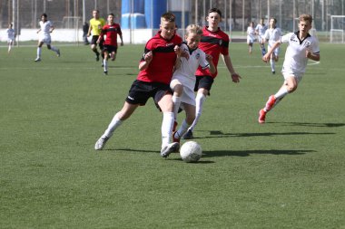 Odessa, Ukrayna - 7 Nisan 2021: Yerel çocuk futbol takımları yapay stadyum çimlerinde oynuyorlar. Futbol sahasında futbol maçları için yapay çim. Çocuklar futbol oynuyor.