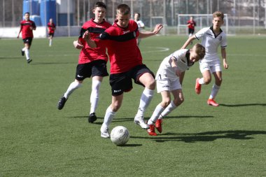 Odessa, Ukrayna - 7 Nisan 2021: Yerel çocuk futbol takımları yapay stadyum çimlerinde oynuyorlar. Futbol sahasında futbol maçları için yapay çim. Çocuklar futbol oynuyor.