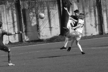 Odessa, Ukrayna - 7 Nisan 2021: Yerel çocuk futbol takımları yapay stadyum çimlerinde oynuyorlar. Futbol sahasında futbol maçları için yapay çim. Çocuklar futbol oynuyor.