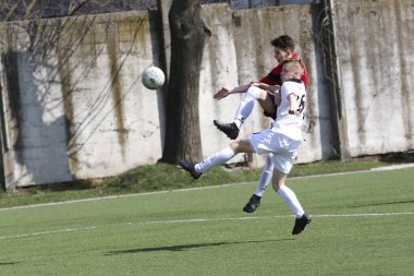Odessa, Ukrayna - 7 Nisan 2021: Yerel çocuk futbol takımları yapay stadyum çimlerinde oynuyorlar. Futbol sahasında futbol maçları için yapay çim. Çocuklar futbol oynuyor.