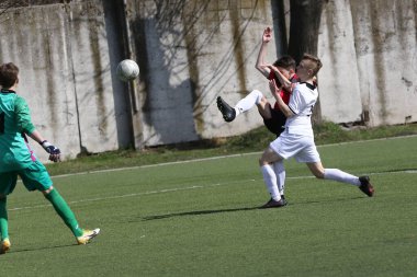 Odessa, Ukrayna - 7 Nisan 2021: Yerel çocuk futbol takımları yapay stadyum çimlerinde oynuyorlar. Futbol sahasında futbol maçları için yapay çim. Çocuklar futbol oynuyor.