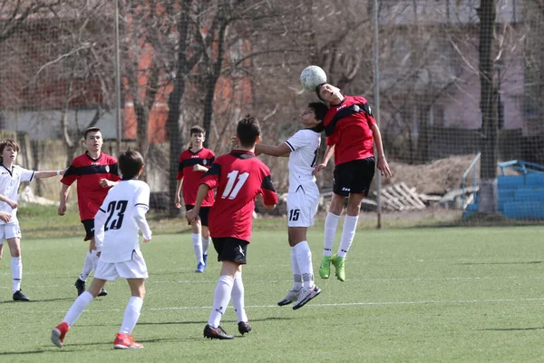 ウクライナのオデッサ 2021年4月7日 地元の子供サッカーチームU 14がスタジアムの人工芝でプレーする サッカーの試合のための人工芝とフィールド上のサッカー 子供たちはサッカーをしている — ストック写真