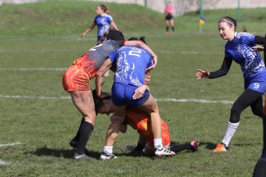 ODESSA, UKRAINE -17 Nisan 2021: 7 bayanlar ragbi takımı arasında Ukrayna Kupası. Odessa - mavi, Kiev Havacılık - turuncu. Kadın ragbi maçının gerginlik anı. Bayanlar ragbi takımı için dramatik meydan okuma oyunu