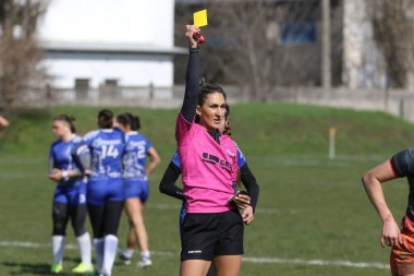 ODESSA, UKRAINE -17 Nisan 2021: 7 bayanlar ragbi takımı arasında Ukrayna Kupası. Odessa - mavi, Kiev Havacılık - turuncu. Kadın ragbi maçının gerginlik anı. Bayanlar ragbi takımı için dramatik meydan okuma oyunu