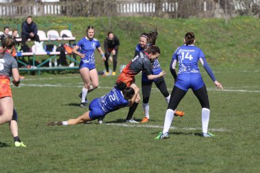 ODESSA, UKRAINE -17 Nisan 2021: 7 bayanlar ragbi takımı arasında Ukrayna Kupası. Odessa - mavi, Kiev Havacılık - turuncu. Kadın ragbi maçının gerginlik anı. Bayanlar ragbi takımı için dramatik meydan okuma oyunu