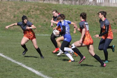 ODESSA, UKRAINE -17 Nisan 2021: 7 bayanlar ragbi takımı arasında Ukrayna Kupası. Odessa - mavi, Kiev Havacılık - turuncu. Kadın ragbi maçının gerginlik anı. Bayanlar ragbi takımı için dramatik meydan okuma oyunu