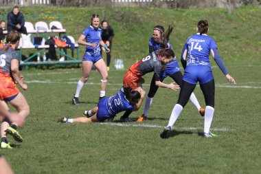 ODESSA, UKRAINE -17 Nisan 2021: 7 bayanlar ragbi takımı arasında Ukrayna Kupası. Odessa - mavi, Kiev Havacılık - turuncu. Kadın ragbi maçının gerginlik anı. Bayanlar ragbi takımı için dramatik meydan okuma oyunu