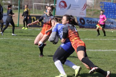 ODESSA, UKRAINE -17 Nisan 2021: 7 bayanlar ragbi takımı arasında Ukrayna Kupası. Odessa - mavi, Kiev Havacılık - turuncu. Kadın ragbi maçının gerginlik anı. Bayanlar ragbi takımı için dramatik meydan okuma oyunu