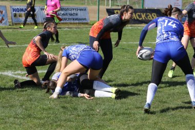 ODESSA, UKRAINE -17 Nisan 2021: 7 bayanlar ragbi takımı arasında Ukrayna Kupası. Odessa - mavi, Kiev Havacılık - turuncu. Kadın ragbi maçının gerginlik anı. Bayanlar ragbi takımı için dramatik meydan okuma oyunu