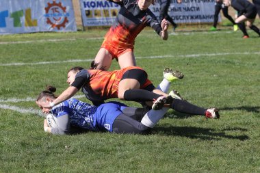 ODESSA, UKRAINE -17 Nisan 2021: 7 bayanlar ragbi takımı arasında Ukrayna Kupası. Odessa - mavi, Kiev Havacılık - turuncu. Kadın ragbi maçının gerginlik anı. Bayanlar ragbi takımı için dramatik meydan okuma oyunu