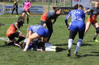 ODESSA, UKRAINE -17 Nisan 2021: 7 bayanlar ragbi takımı arasında Ukrayna Kupası. Odessa - mavi, Kiev Havacılık - turuncu. Kadın ragbi maçının gerginlik anı. Bayanlar ragbi takımı için dramatik meydan okuma oyunu