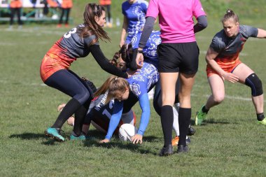 ODESSA, UKRAINE -17 Nisan 2021: 7 bayanlar ragbi takımı arasında Ukrayna Kupası. Odessa - mavi, Kiev Havacılık - turuncu. Kadın ragbi maçının gerginlik anı. Bayanlar ragbi takımı için dramatik meydan okuma oyunu