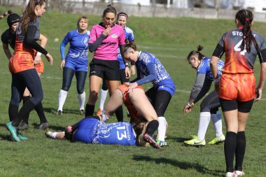 ODESSA, UKRAINE -17 Nisan 2021: 7 bayanlar ragbi takımı arasında Ukrayna Kupası. Odessa - mavi, Kiev Havacılık - turuncu. Kadın ragbi maçının gerginlik anı. Bayanlar ragbi takımı için dramatik meydan okuma oyunu