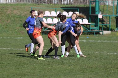 ODESSA, UKRAINE -17 Nisan 2021: 7 bayanlar ragbi takımı arasında Ukrayna Kupası. Odessa - mavi, Kiev Havacılık - turuncu. Kadın ragbi maçının gerginlik anı. Bayanlar ragbi takımı için dramatik meydan okuma oyunu