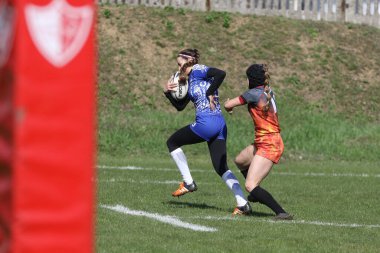 ODESSA, UKRAINE -17 Nisan 2021: 7 bayanlar ragbi takımı arasında Ukrayna Kupası. Odessa - mavi, Kiev Havacılık - turuncu. Kadın ragbi maçının gerginlik anı. Bayanlar ragbi takımı için dramatik meydan okuma oyunu