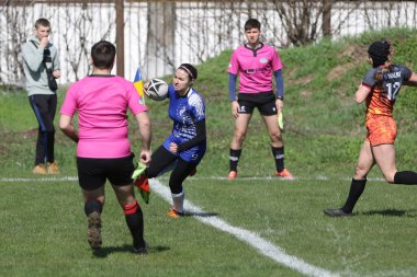 ODESSA, UKRAINE -17 Nisan 2021: 7 bayanlar ragbi takımı arasında Ukrayna Kupası. Odessa - mavi, Kiev Havacılık - turuncu. Kadın ragbi maçının gerginlik anı. Bayanlar ragbi takımı için dramatik meydan okuma oyunu