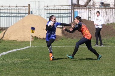 ODESSA, UKRAINE -17 Nisan 2021: 7 bayanlar ragbi takımı arasında Ukrayna Kupası. Odessa - mavi, Kiev Havacılık - turuncu. Kadın ragbi maçının gerginlik anı. Bayanlar ragbi takımı için dramatik meydan okuma oyunu