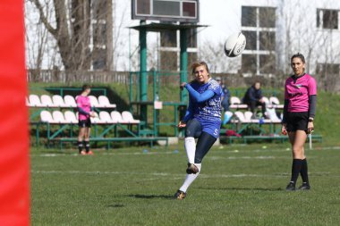 ODESSA, UKRAINE -17 Nisan 2021: 7 bayanlar ragbi takımı arasında Ukrayna Kupası. Odessa - mavi, Kiev Havacılık - turuncu. Kadın ragbi maçının gerginlik anı. Bayanlar ragbi takımı için dramatik meydan okuma oyunu