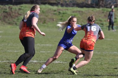 ODESSA, UKRAINE -17 Nisan 2021: 7 bayanlar ragbi takımı arasında Ukrayna Kupası. Odessa - mavi, Kiev Havacılık - turuncu. Kadın ragbi maçının gerginlik anı. Bayanlar ragbi takımı için dramatik meydan okuma oyunu