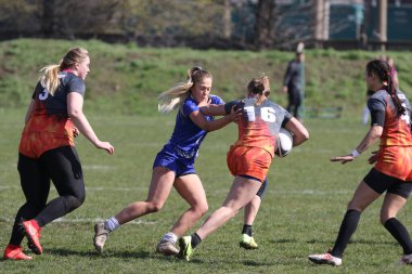 ODESSA, UKRAINE -17 Nisan 2021: 7 bayanlar ragbi takımı arasında Ukrayna Kupası. Odessa - mavi, Kiev Havacılık - turuncu. Kadın ragbi maçının gerginlik anı. Bayanlar ragbi takımı için dramatik meydan okuma oyunu