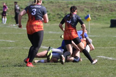 ODESSA, UKRAINE -17 Nisan 2021: 7 bayanlar ragbi takımı arasında Ukrayna Kupası. Odessa - mavi, Kiev Havacılık - turuncu. Kadın ragbi maçının gerginlik anı. Bayanlar ragbi takımı için dramatik meydan okuma oyunu