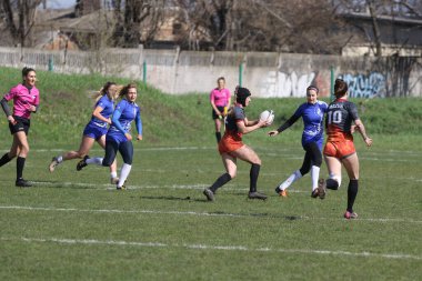 ODESSA, UKRAINE -17 Nisan 2021: 7 bayanlar ragbi takımı arasında Ukrayna Kupası. Odessa - mavi, Kiev Havacılık - turuncu. Kadın ragbi maçının gerginlik anı. Bayanlar ragbi takımı için dramatik meydan okuma oyunu