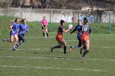 ODESSA, UKRAINE -17 Nisan 2021: 7 bayanlar ragbi takımı arasında Ukrayna Kupası. Odessa - mavi, Kiev Havacılık - turuncu. Kadın ragbi maçının gerginlik anı. Bayanlar ragbi takımı için dramatik meydan okuma oyunu