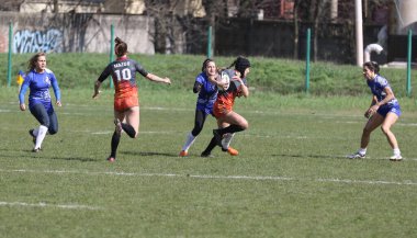 ODESSA, UKRAINE -17 Nisan 2021: 7 bayanlar ragbi takımı arasında Ukrayna Kupası. Odessa - mavi, Kiev Havacılık - turuncu. Kadın ragbi maçının gerginlik anı. Bayanlar ragbi takımı için dramatik meydan okuma oyunu