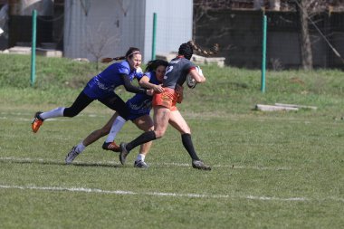 ODESSA, UKRAINE -17 Nisan 2021: 7 bayanlar ragbi takımı arasında Ukrayna Kupası. Odessa - mavi, Kiev Havacılık - turuncu. Kadın ragbi maçının gerginlik anı. Bayanlar ragbi takımı için dramatik meydan okuma oyunu