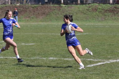 ODESSA, UKRAINE -17 Nisan 2021: 7 bayanlar ragbi takımı arasında Ukrayna Kupası. Odessa - mavi, Kiev Havacılık - turuncu. Kadın ragbi maçının gerginlik anı. Bayanlar ragbi takımı için dramatik meydan okuma oyunu