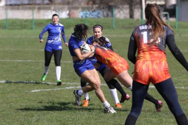 ODESSA, UKRAINE -17 Nisan 2021: 7 bayanlar ragbi takımı arasında Ukrayna Kupası. Odessa - mavi, Kiev Havacılık - turuncu. Kadın ragbi maçının gerginlik anı. Bayanlar ragbi takımı için dramatik meydan okuma oyunu