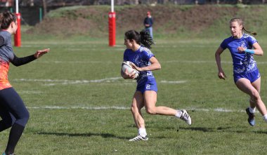 ODESSA, UKRAINE -17 Nisan 2021: 7 bayanlar ragbi takımı arasında Ukrayna Kupası. Odessa - mavi, Kiev Havacılık - turuncu. Kadın ragbi maçının gerginlik anı. Bayanlar ragbi takımı için dramatik meydan okuma oyunu