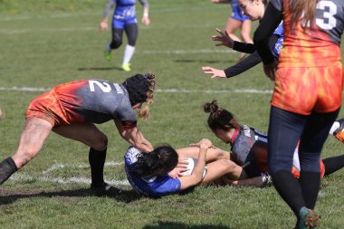 ODESSA, UKRAINE -17 Nisan 2021: 7 bayanlar ragbi takımı arasında Ukrayna Kupası. Odessa - mavi, Kiev Havacılık - turuncu. Kadın ragbi maçının gerginlik anı. Bayanlar ragbi takımı için dramatik meydan okuma oyunu