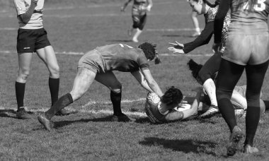 ODESSA, UKRAINE -17 Nisan 2021: 7 bayanlar ragbi takımı arasında Ukrayna Kupası. Odessa - mavi, Kiev Havacılık - turuncu. Kadın ragbi maçının gerginlik anı. Bayanlar ragbi takımı için dramatik meydan okuma oyunu