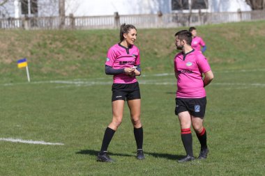 ODESSA, UKRAINE -17 Nisan 2021: 7 bayanlar ragbi takımı arasında Ukrayna Kupası. Odessa - mavi, Kiev Havacılık - turuncu. Kadın ragbi maçının gerginlik anı. Bayanlar ragbi takımı için dramatik meydan okuma oyunu