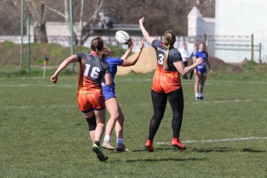 ODESSA, UKRAINE -17 Nisan 2021: 7 bayanlar ragbi takımı arasında Ukrayna Kupası. Odessa - mavi, Kiev Havacılık - turuncu. Kadın ragbi maçının gerginlik anı. Bayanlar ragbi takımı için dramatik meydan okuma oyunu