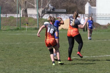 ODESSA, UKRAINE -17 Nisan 2021: 7 bayanlar ragbi takımı arasında Ukrayna Kupası. Odessa - mavi, Kiev Havacılık - turuncu. Kadın ragbi maçının gerginlik anı. Bayanlar ragbi takımı için dramatik meydan okuma oyunu