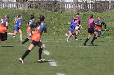 ODESSA, UKRAINE -17 Nisan 2021: 7 bayanlar ragbi takımı arasında Ukrayna Kupası. Odessa - mavi, Kiev Havacılık - turuncu. Kadın ragbi maçının gerginlik anı. Bayanlar ragbi takımı için dramatik meydan okuma oyunu