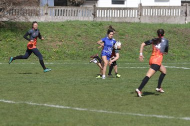 ODESSA, UKRAINE -17 Nisan 2021: 7 bayanlar ragbi takımı arasında Ukrayna Kupası. Odessa - mavi, Kiev Havacılık - turuncu. Kadın ragbi maçının gerginlik anı. Bayanlar ragbi takımı için dramatik meydan okuma oyunu