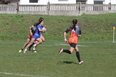 ODESSA, UKRAINE -17 Nisan 2021: 7 bayanlar ragbi takımı arasında Ukrayna Kupası. Odessa - mavi, Kiev Havacılık - turuncu. Kadın ragbi maçının gerginlik anı. Bayanlar ragbi takımı için dramatik meydan okuma oyunu