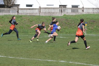 ODESSA, UKRAINE -17 Nisan 2021: 7 bayanlar ragbi takımı arasında Ukrayna Kupası. Odessa - mavi, Kiev Havacılık - turuncu. Kadın ragbi maçının gerginlik anı. Bayanlar ragbi takımı için dramatik meydan okuma oyunu