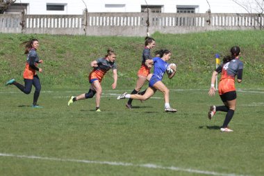 ODESSA, UKRAINE -17 Nisan 2021: 7 bayanlar ragbi takımı arasında Ukrayna Kupası. Odessa - mavi, Kiev Havacılık - turuncu. Kadın ragbi maçının gerginlik anı. Bayanlar ragbi takımı için dramatik meydan okuma oyunu