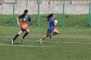 ODESSA, UKRAINE -17 Nisan 2021: 7 bayanlar ragbi takımı arasında Ukrayna Kupası. Odessa - mavi, Kiev Havacılık - turuncu. Kadın ragbi maçının gerginlik anı. Bayanlar ragbi takımı için dramatik meydan okuma oyunu