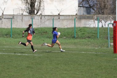 ODESSA, UKRAINE -17 Nisan 2021: 7 bayanlar ragbi takımı arasında Ukrayna Kupası. Odessa - mavi, Kiev Havacılık - turuncu. Kadın ragbi maçının gerginlik anı. Bayanlar ragbi takımı için dramatik meydan okuma oyunu