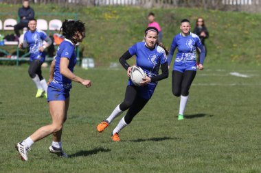 ODESSA, UKRAINE -17 Nisan 2021: 7 bayanlar ragbi takımı arasında Ukrayna Kupası. Odessa - mavi, Kiev Havacılık - turuncu. Kadın ragbi maçının gerginlik anı. Bayanlar ragbi takımı için dramatik meydan okuma oyunu