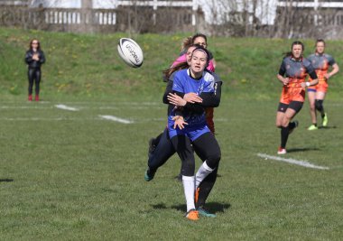 ODESSA, UKRAINE -17 Nisan 2021: 7 bayanlar ragbi takımı arasında Ukrayna Kupası. Odessa - mavi, Kiev Havacılık - turuncu. Kadın ragbi maçının gerginlik anı. Bayanlar ragbi takımı için dramatik meydan okuma oyunu