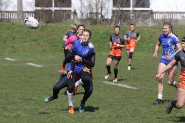 ODESSA, UKRAINE -17 Nisan 2021: 7 bayanlar ragbi takımı arasında Ukrayna Kupası. Odessa - mavi, Kiev Havacılık - turuncu. Kadın ragbi maçının gerginlik anı. Bayanlar ragbi takımı için dramatik meydan okuma oyunu