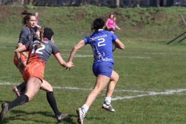 ODESSA, UKRAINE -17 Nisan 2021: 7 bayanlar ragbi takımı arasında Ukrayna Kupası. Odessa - mavi, Kiev Havacılık - turuncu. Kadın ragbi maçının gerginlik anı. Bayanlar ragbi takımı için dramatik meydan okuma oyunu