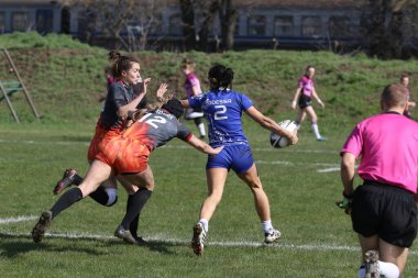 ODESSA, UKRAINE -17 Nisan 2021: 7 bayanlar ragbi takımı arasında Ukrayna Kupası. Odessa - mavi, Kiev Havacılık - turuncu. Kadın ragbi maçının gerginlik anı. Bayanlar ragbi takımı için dramatik meydan okuma oyunu